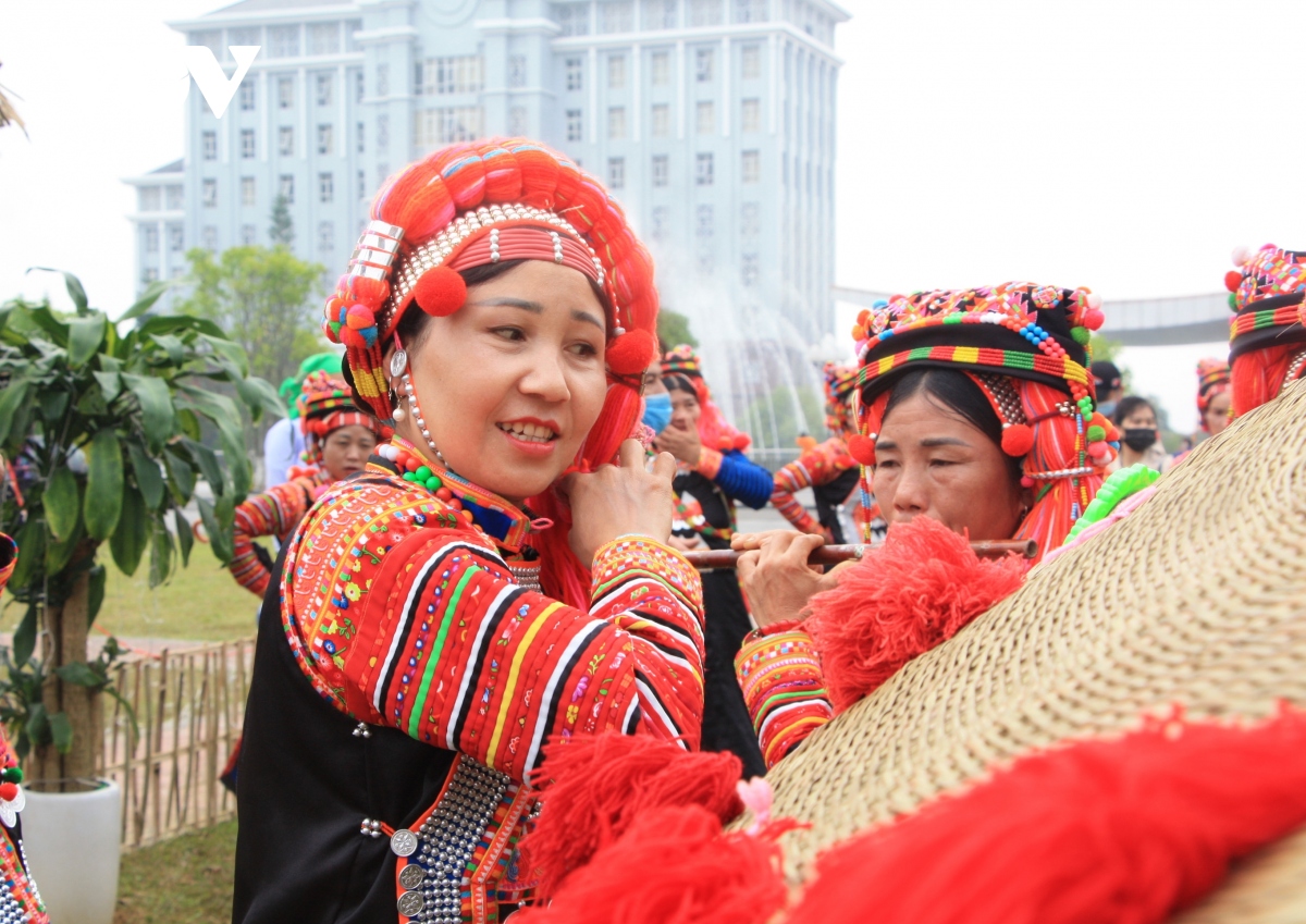 khach tay hung thu hoa vao cac dieu mua ban dia hinh anh 6