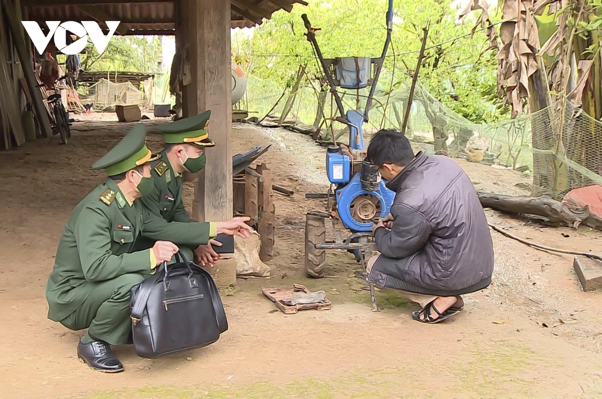 Don bien phong si pha phin va nguoi tram truong guong mau hinh anh 1