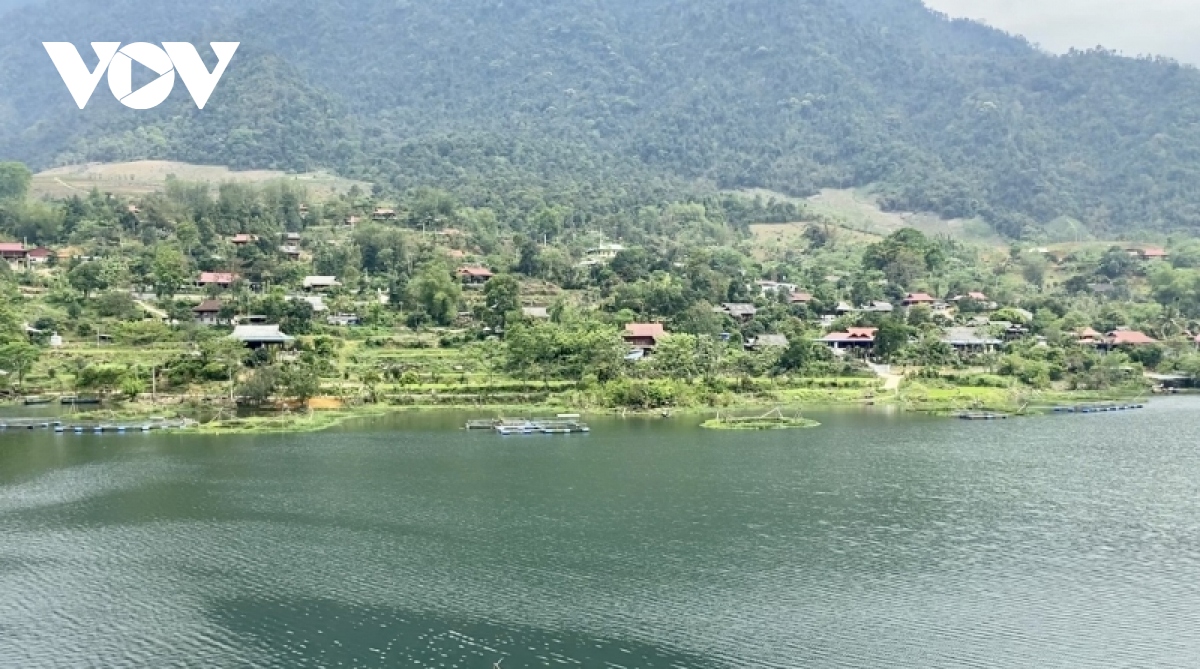 ho suoi chieu Diem den hap dan tren manh dat phu hoa hinh anh 2