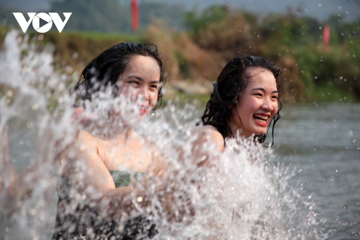 Doc dao le hoi Ap ho chieng cua nguoi thai trang lai chau hinh anh 7