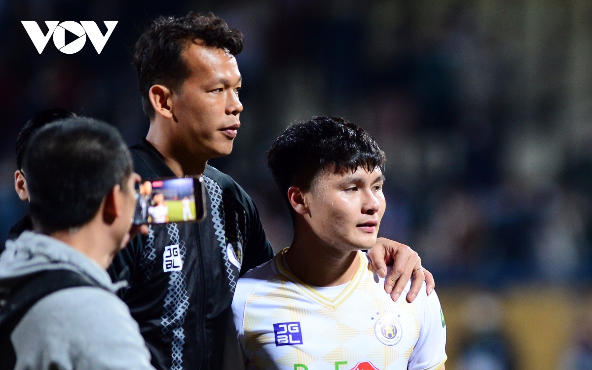 quang hai xuc dong truoc tinh cam cua dong doi va cac co dong vien ha noi fc hinh anh 9