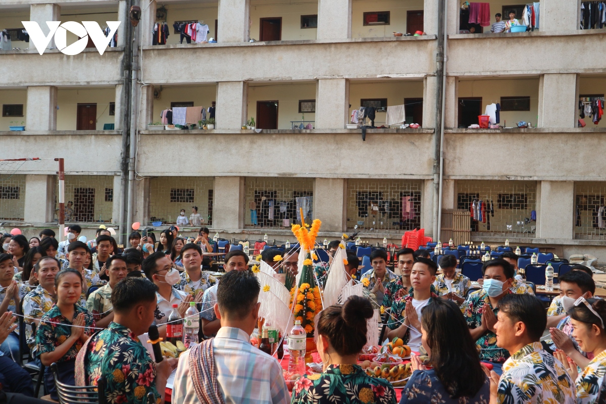 Dac sac tet bunpimay lao giua long ha noi hinh anh 2