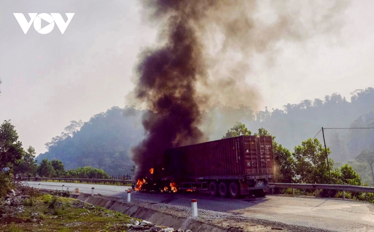cháy xe container chở gỗ trên đường hồ chí minh hình ảnh 2 chay xe container cho go tren duong ho chi minh hinh anh 2