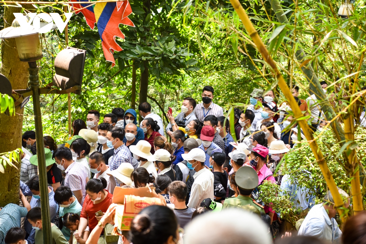 hang van nguoi no nuc do ve Den hung truoc ngay gio to hinh anh 17