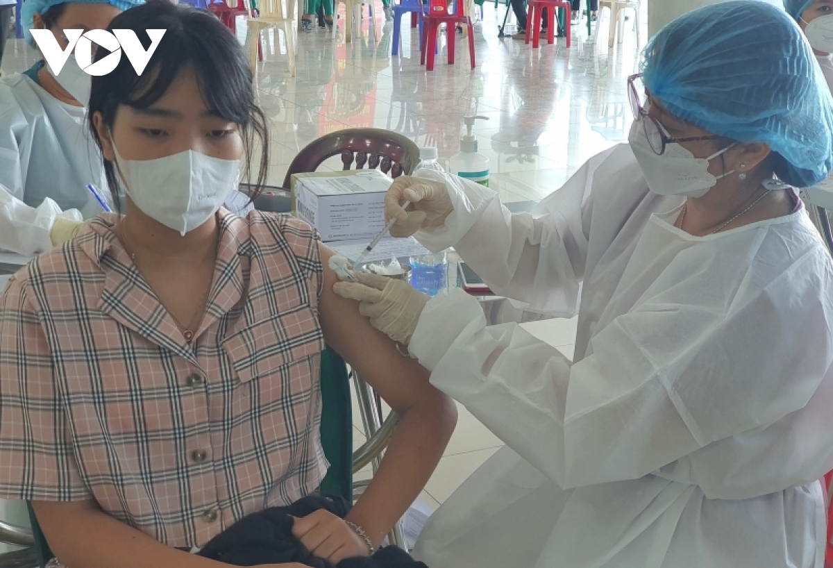 Da nang da tiem xong vaccine covid-19 cho 500 hoc sinh dot dau tien hinh anh 4