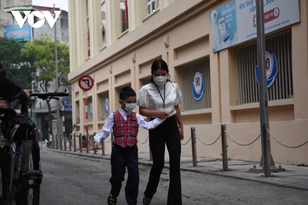 hoc sinh lop 1 ha noi bo ngo den truong, vui nhu ngay khai giang hinh anh 3