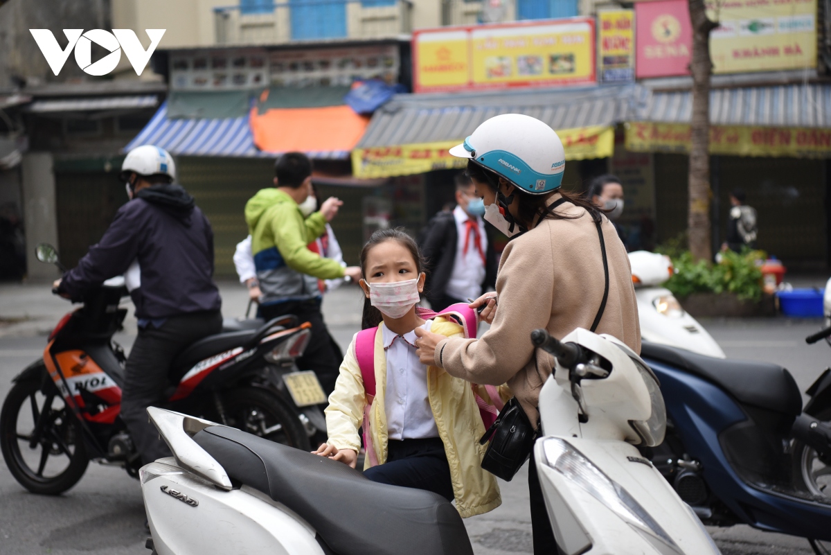 hoc sinh lop 1 ha noi bo ngo den truong, vui nhu ngay khai giang hinh anh 2