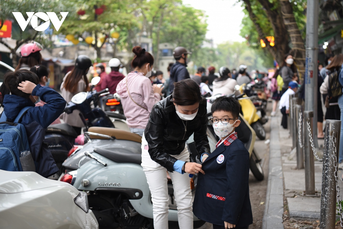 hoc sinh lop 1 ha noi bo ngo den truong, vui nhu ngay khai giang hinh anh 1