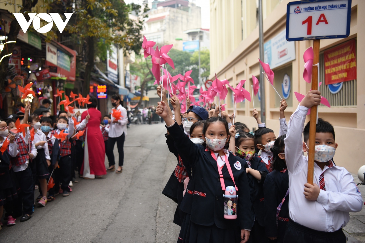 hoc sinh lop 1 ha noi bo ngo den truong, vui nhu ngay khai giang hinh anh 7