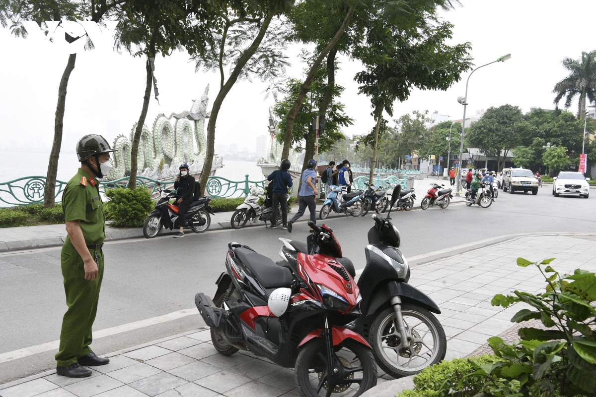 ha noi dep lan chiem via he, ghe da cong cong de ban hang o ven ho tay hinh anh 3