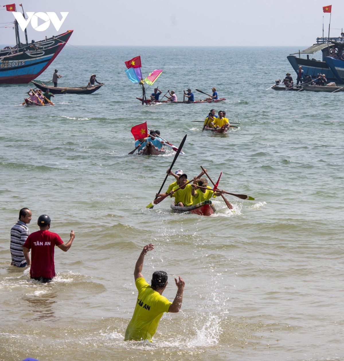 soi noi cuoc dua thuyen tren bien thuan an hinh anh 14