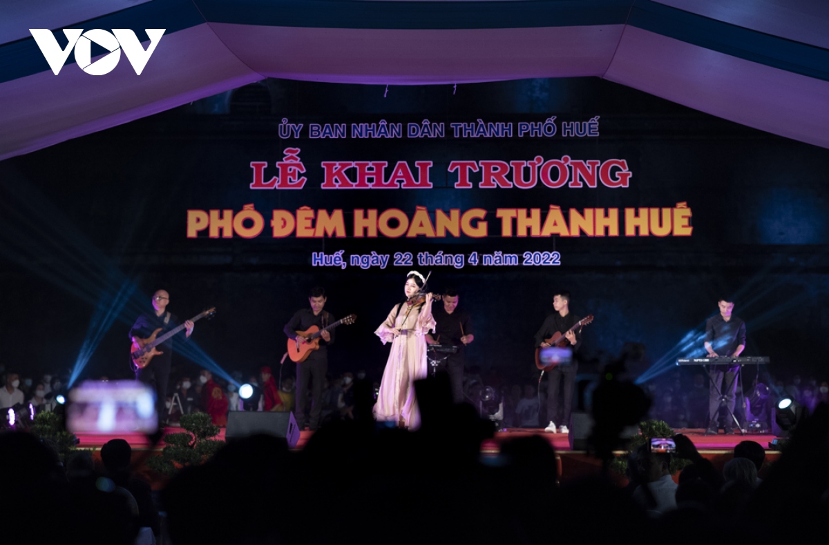 ron rang pho dem hoang thanh hue hinh anh 4