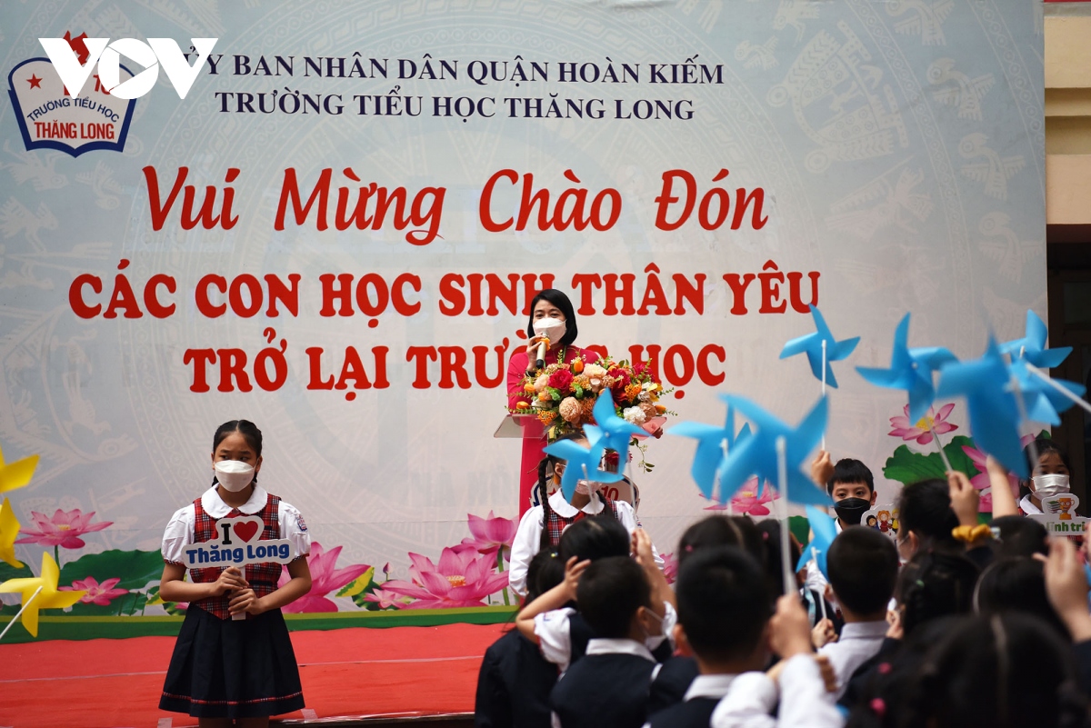 muon kieu bieu cam cua hoc sinh lop 1 lan dau duoc den truong hinh anh 12