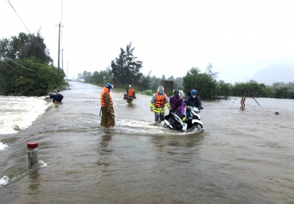 cac tinh nam trung bo khan truong khac phuc hau qua cua mua lu bat thuong hinh anh 11