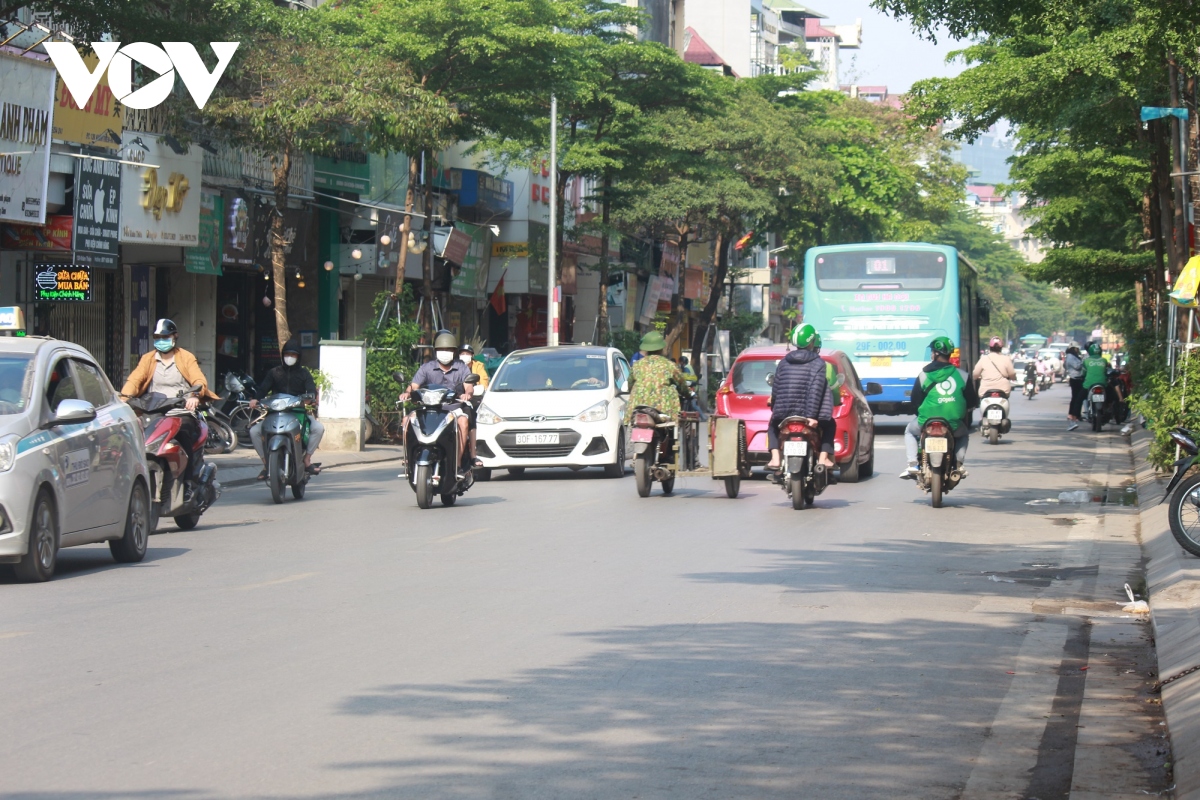 Duong pho ha noi thong thoang trong ngay dau nghi le gio to hung vuong hinh anh 6