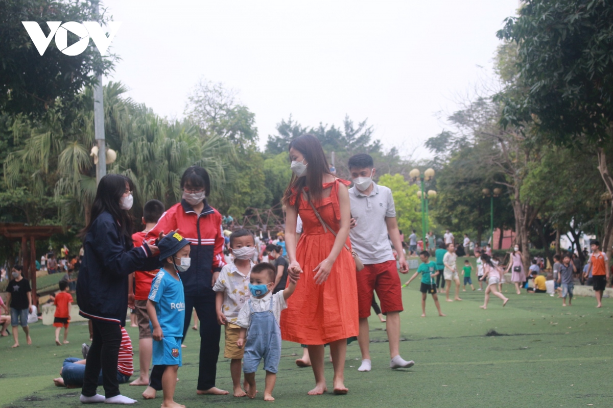 cong vien ha noi dong duc ngay gio to hung vuong hinh anh 6