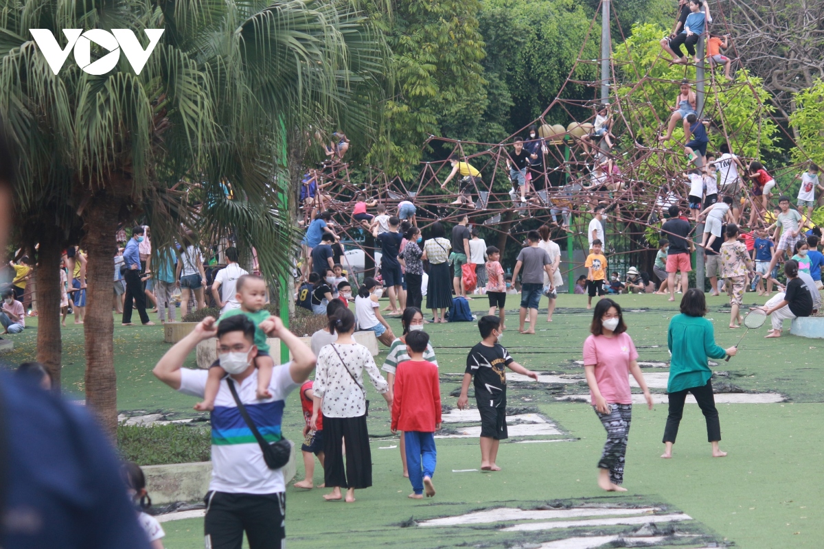 cong vien ha noi dong duc ngay gio to hung vuong hinh anh 1