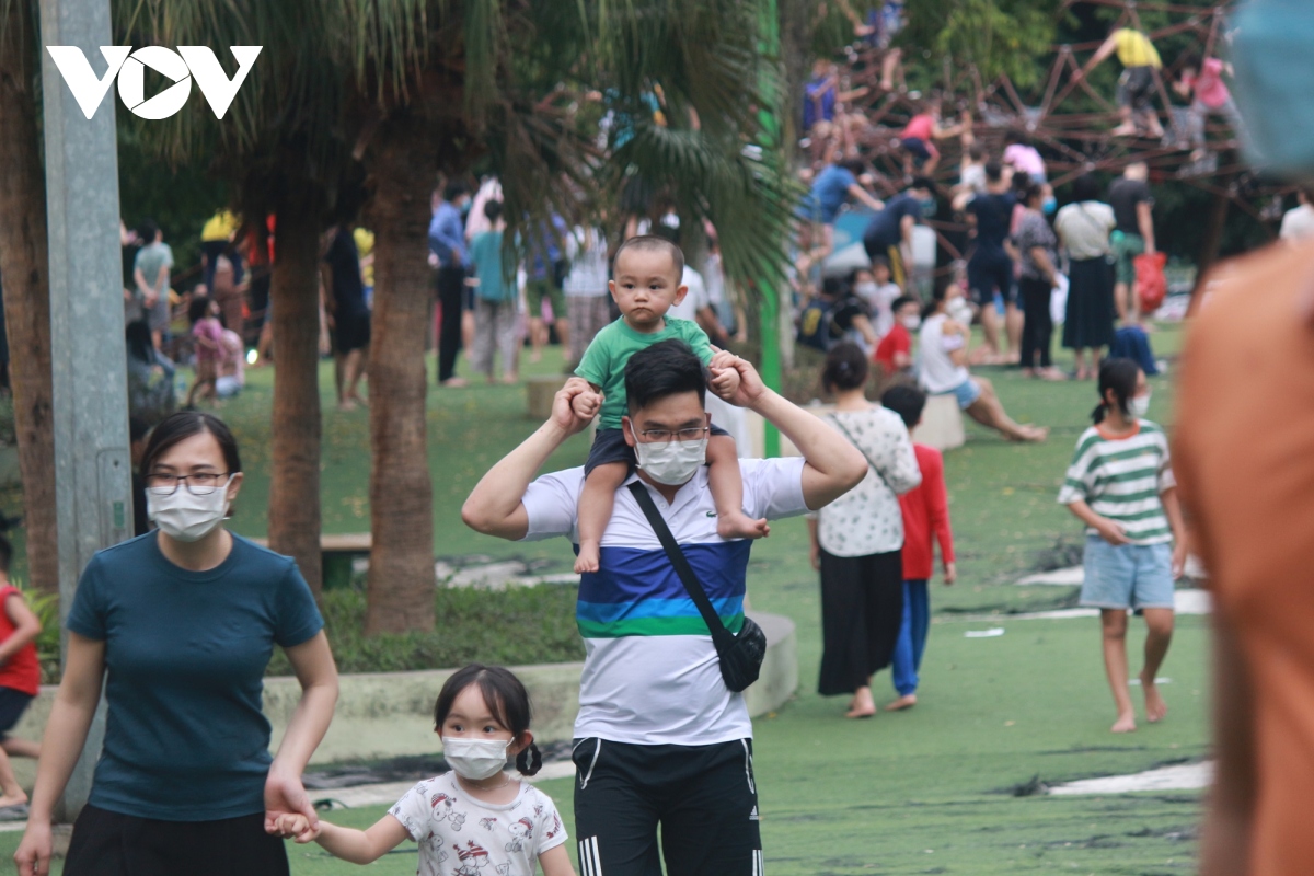 cong vien ha noi dong duc ngay gio to hung vuong hinh anh 13