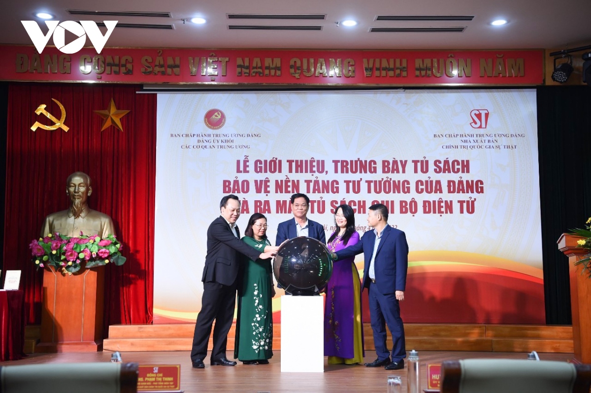 gioi thieu, trung bay tu sach bao ve nen tang tu tuong cua Dang va tu sach chi bo dien tu hinh anh 3