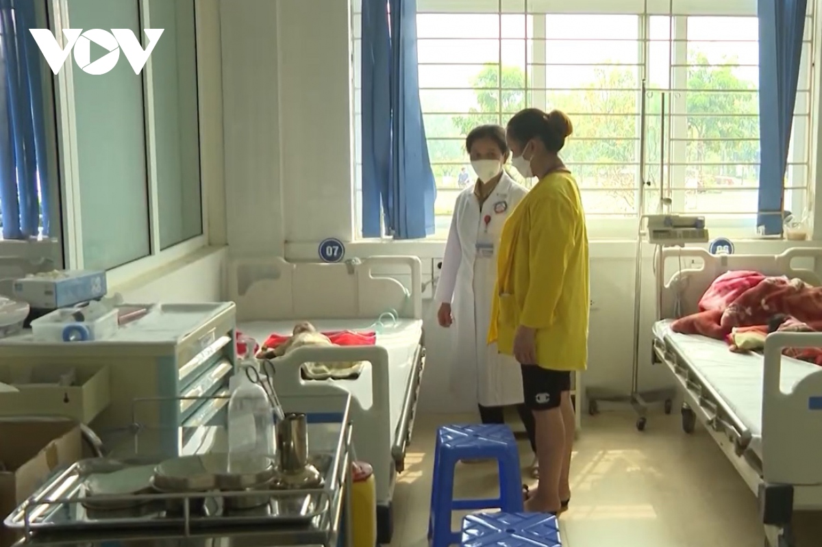 bé 24 tháng tuổi co giật do uống nhầm rượu đã xuất viện hình ảnh 1 be 24 thang tuoi co giat do uong nham ruou da xuat vien hinh anh 1