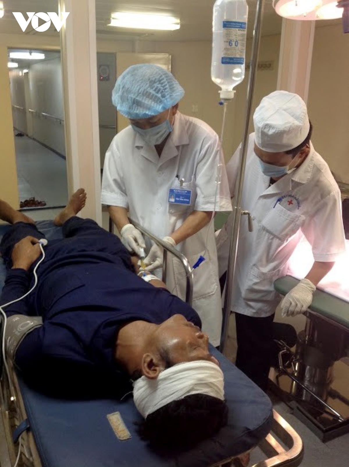 tàu bệnh viện 561 và những hải trình cùng ngư dân nơi đầu sóng hình ảnh 3 tau benh vien 561 va nhung hai trinh cung ngu dan noi dau song hinh anh 3