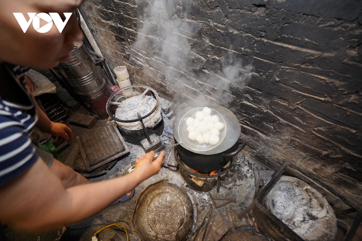 nguoi ban hang day tu 2 gio sang chuan bi banh troi, banh chay tet han thuc hinh anh 7