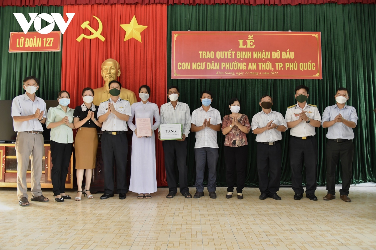 Hải quân Việt Nam nhận đỡ đầu con ngư dân