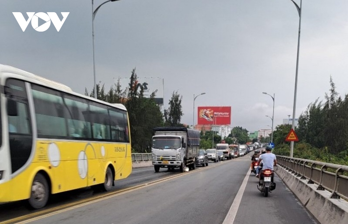 tai dien tinh trang un u giao thong tai cau rach mieu, tien giang hinh anh 2