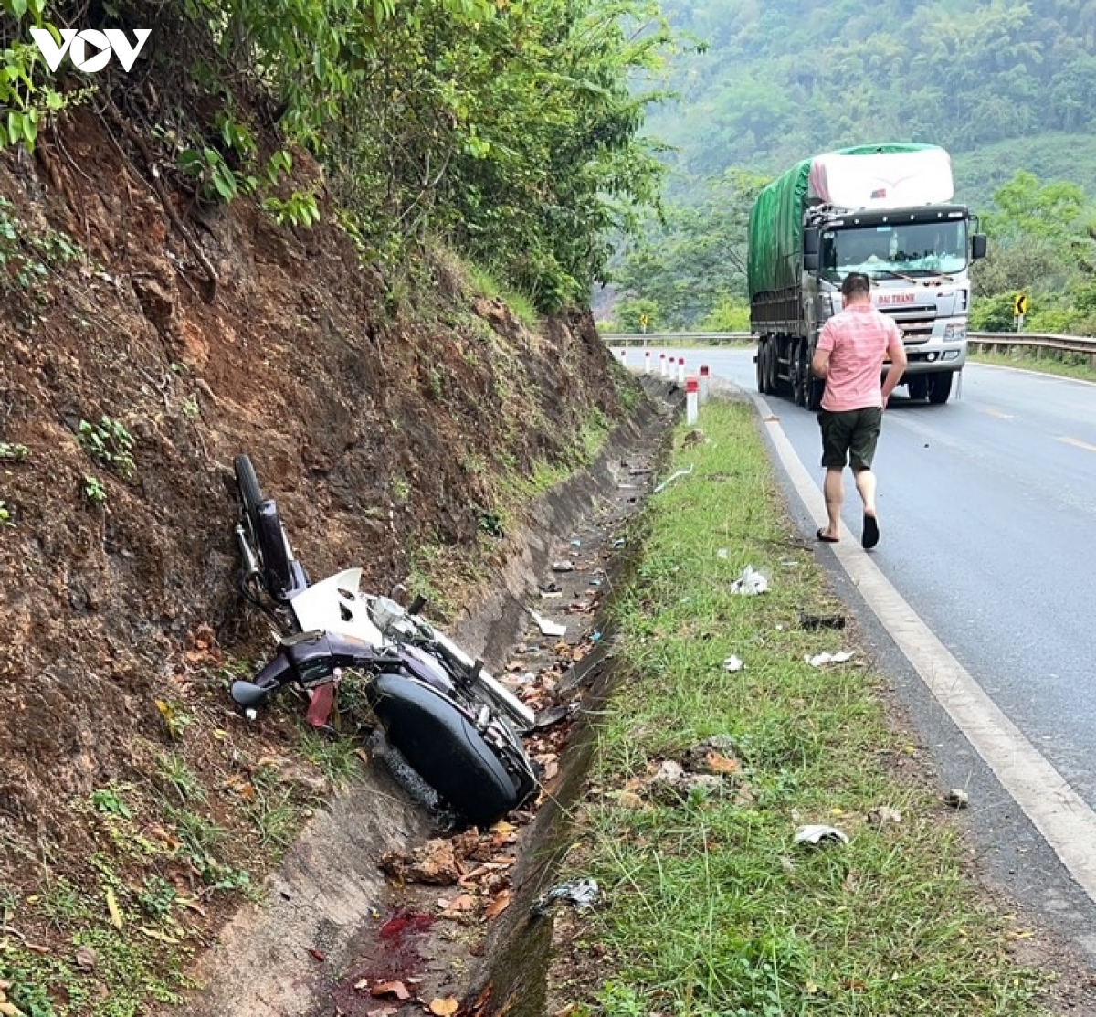 2 vu tai nan giao thong lien tiep tren quoc lo 6 lam 1 nguoi bi thuong hinh anh 3