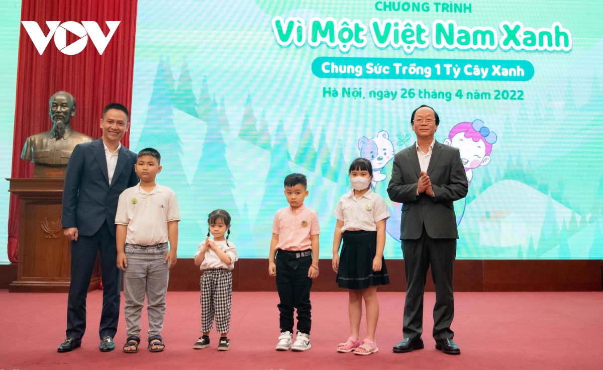 gan 100.000 tre em va gia dinh huong ung chuong trinh vi mot viet nam xanh hinh anh 2