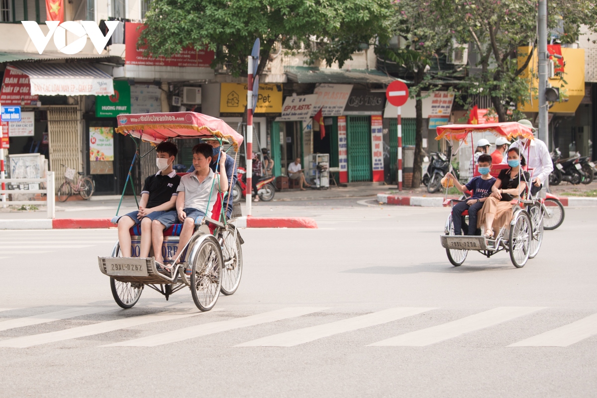 ha noi van tap nap nhung thong dong trong sang 30 4 hinh anh 12