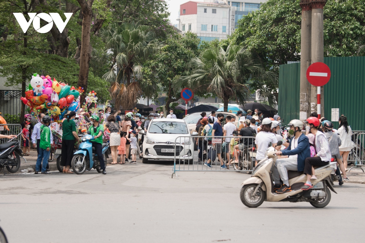 ha noi van tap nap nhung thong dong trong sang 30 4 hinh anh 16