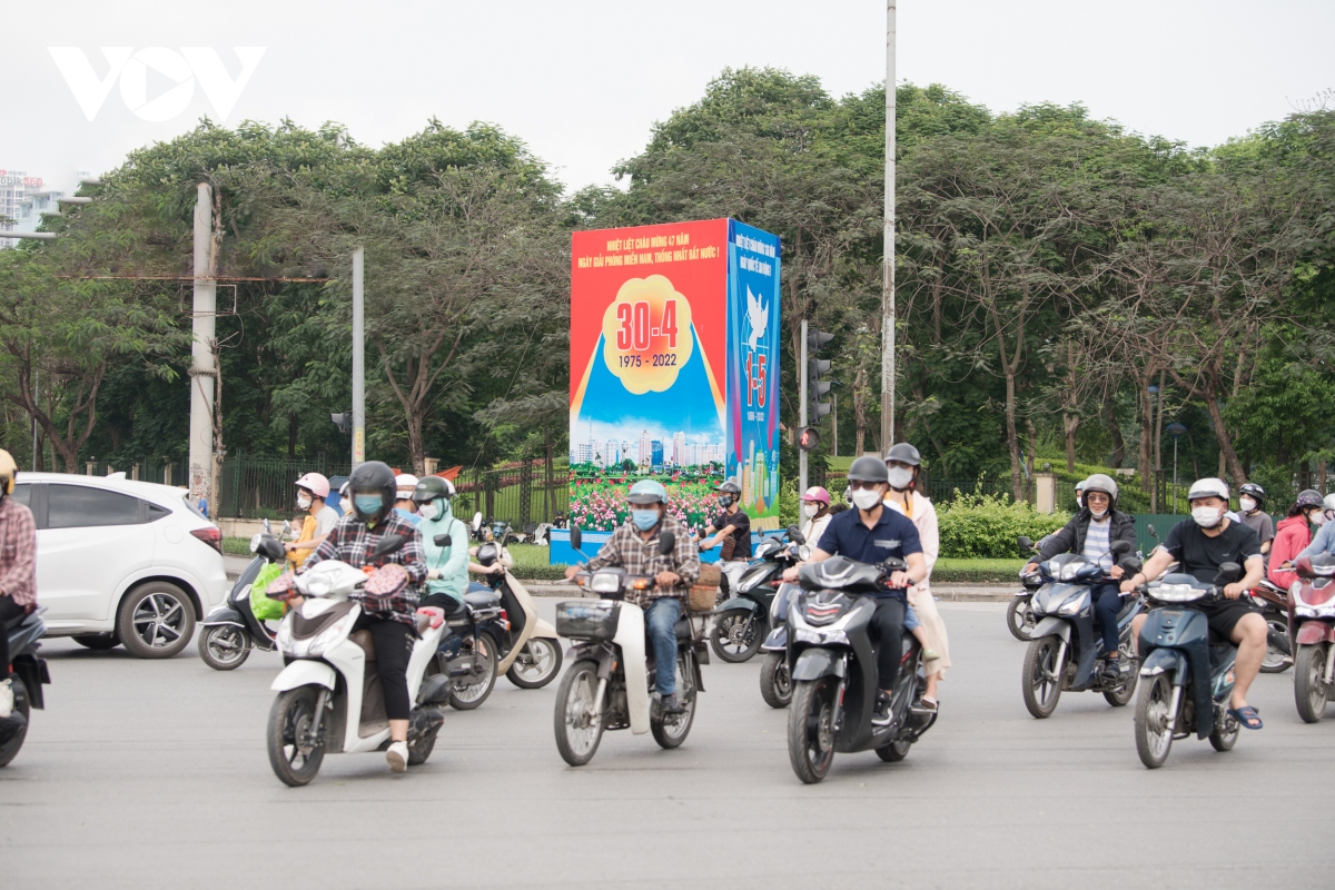 ha noi van tap nap nhung thong dong trong sang 30 4 hinh anh 1