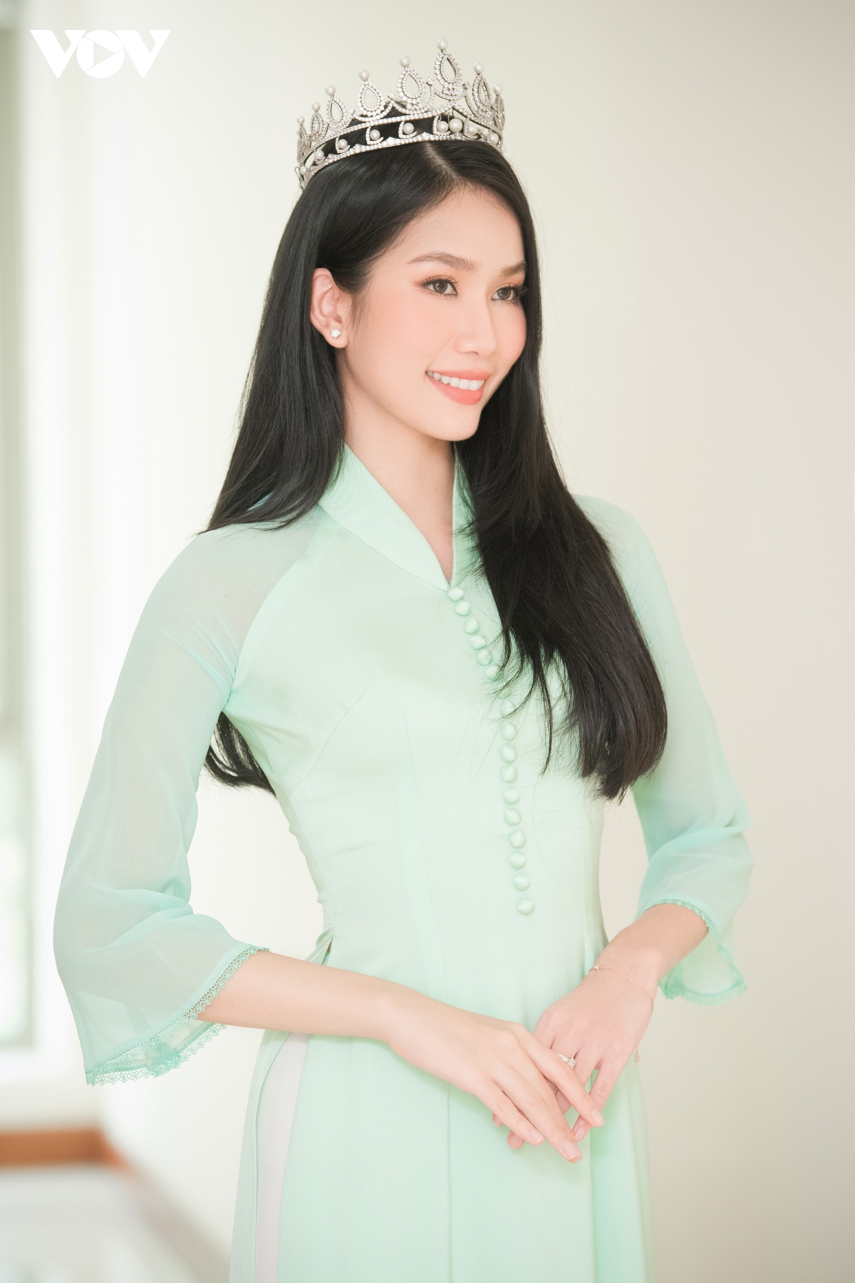 A hau phuong anh thuot tha trong ta ao dai hinh anh 1
