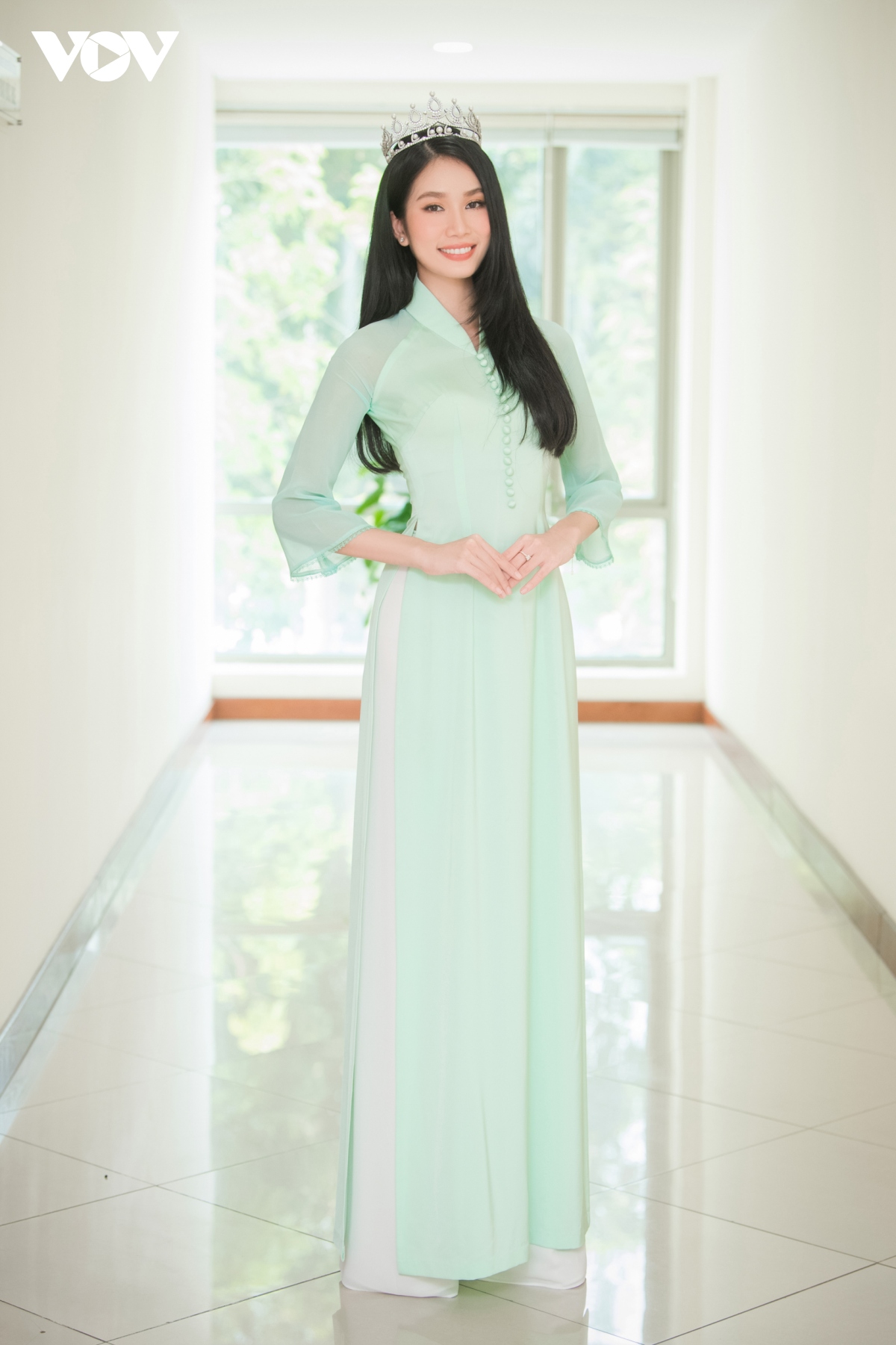 A hau phuong anh thuot tha trong ta ao dai hinh anh 2
