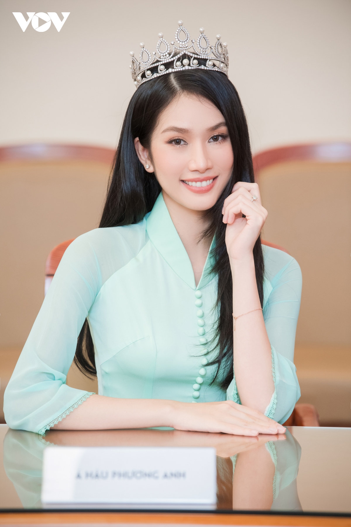 A hau phuong anh thuot tha trong ta ao dai hinh anh 5