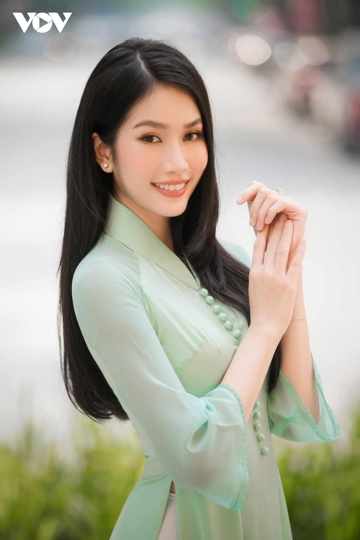 A hau phuong anh thuot tha trong ta ao dai hinh anh 8