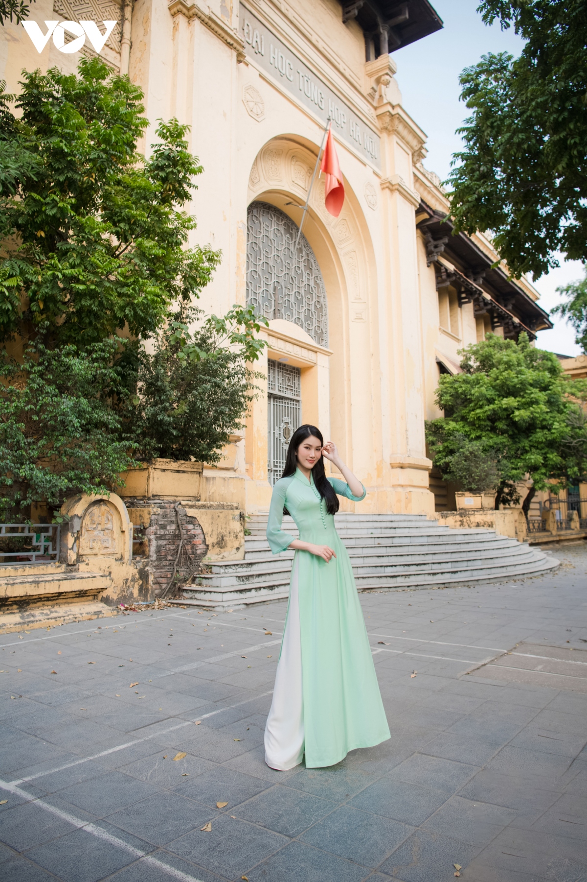 A hau phuong anh thuot tha trong ta ao dai hinh anh 6