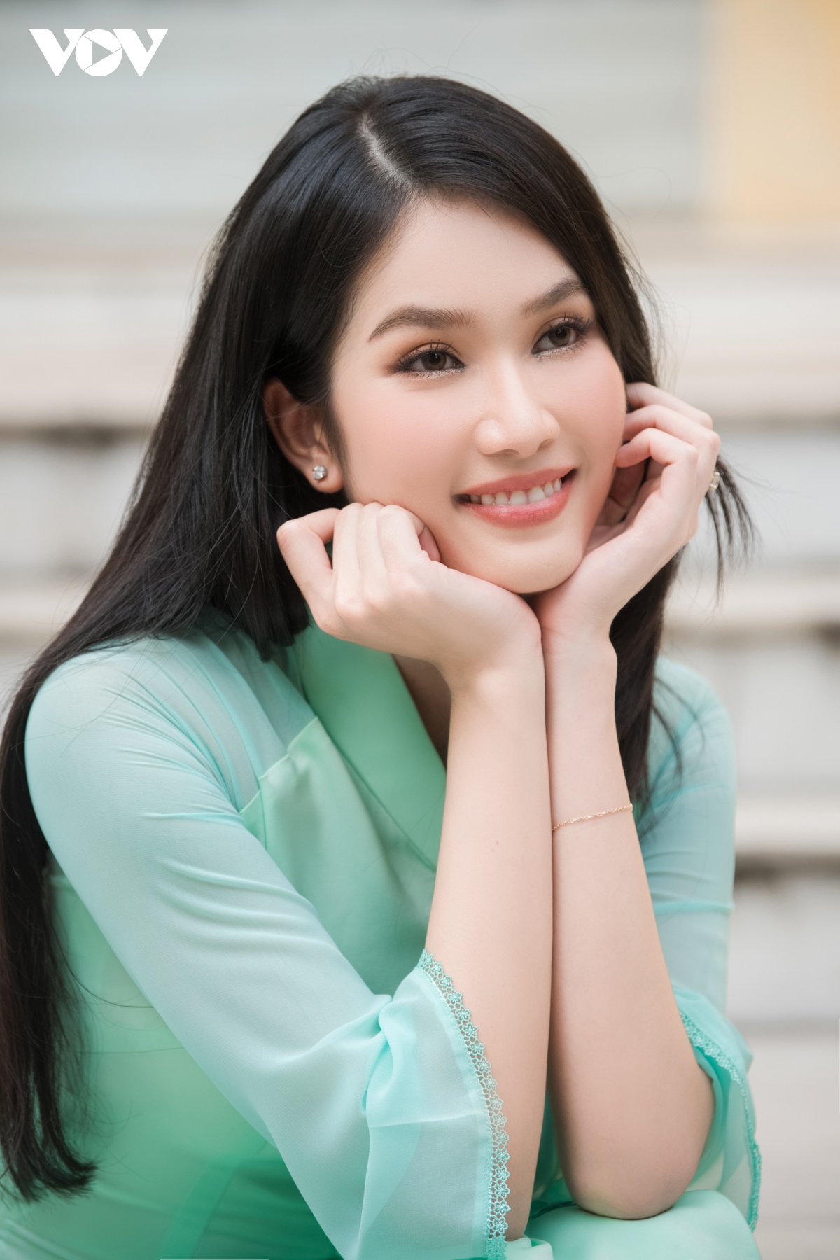 A hau phuong anh thuot tha trong ta ao dai hinh anh 9