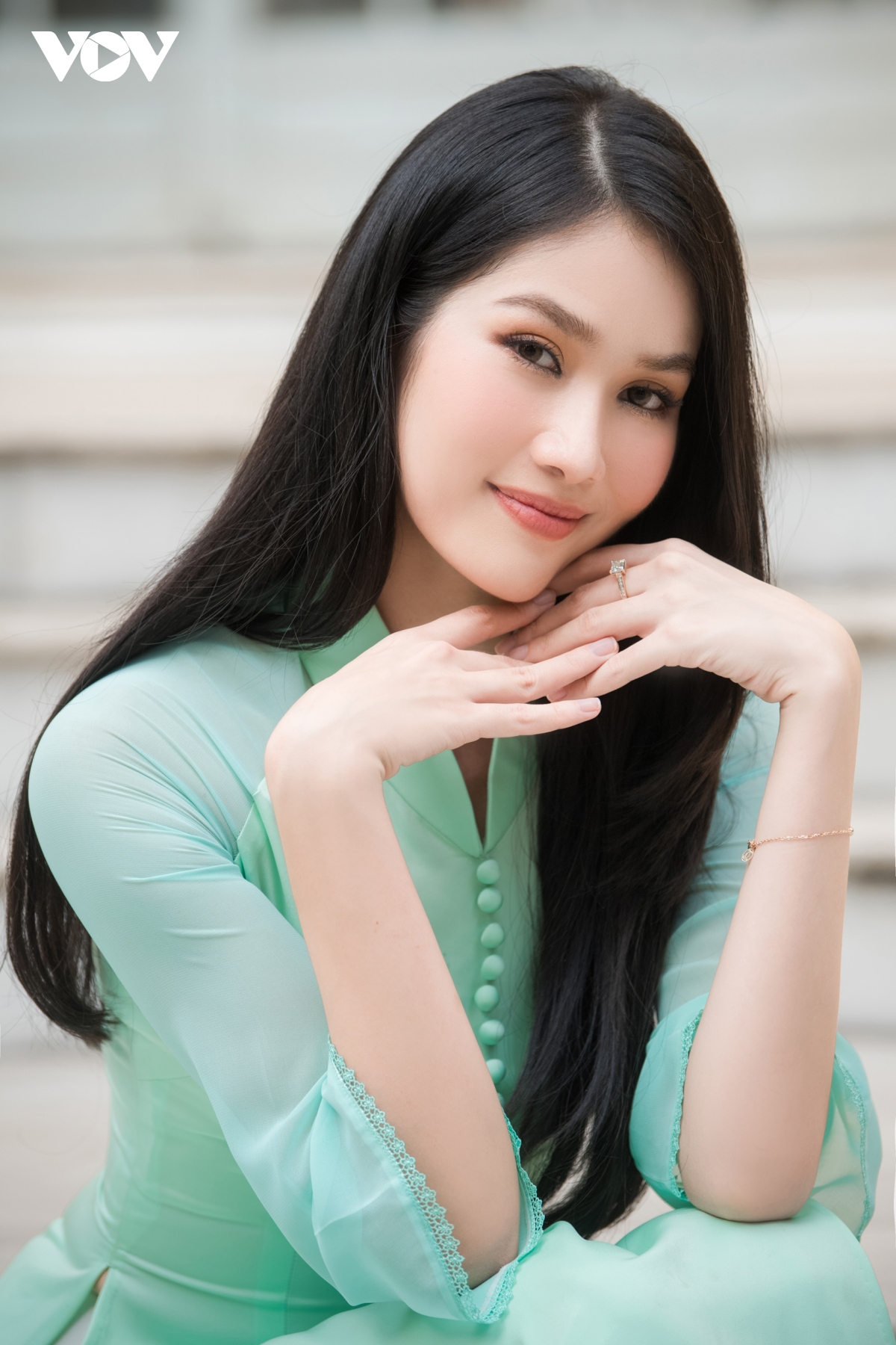 A hau phuong anh thuot tha trong ta ao dai hinh anh 10