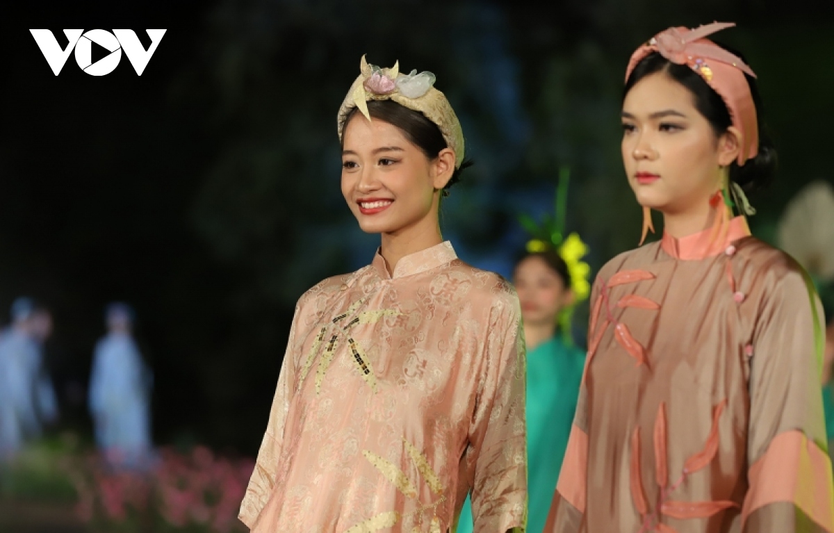 Dai su cac nuoc han hoan trinh dien ao dai tai non thieng yen tu hinh anh 12