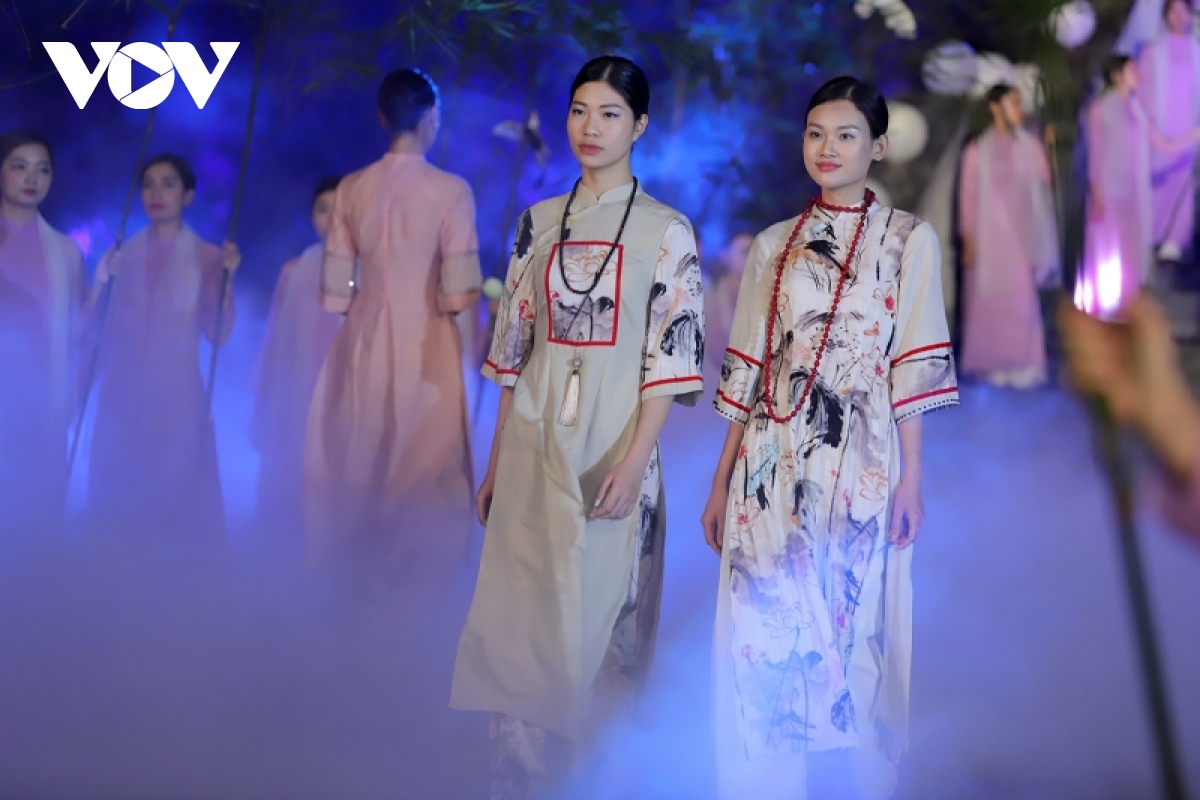 Dai su cac nuoc han hoan trinh dien ao dai tai non thieng yen tu hinh anh 3