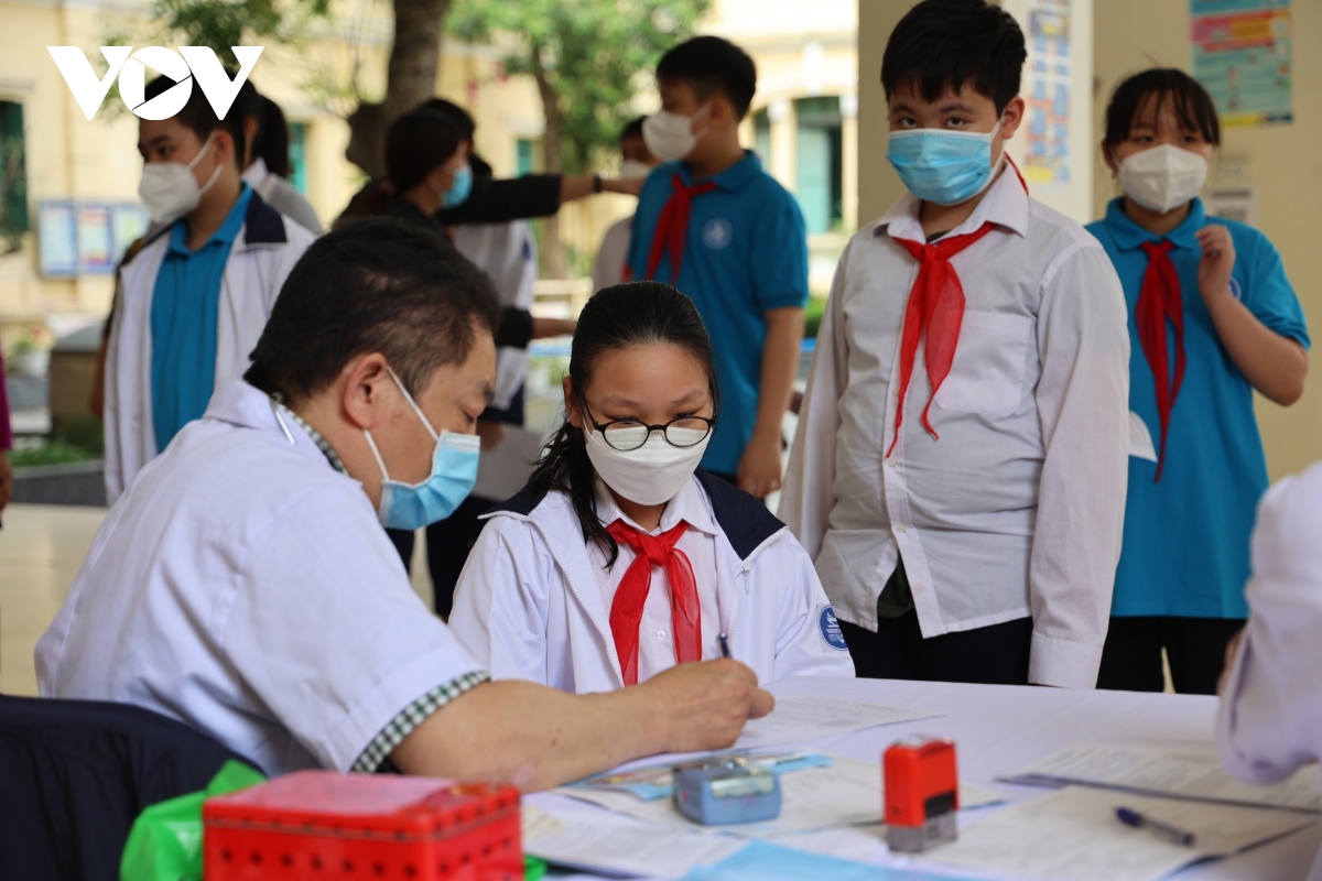 kiem tra dot xuat diem tiem vaccine ngua covid-19 cho tre em o ha noi hinh anh 9