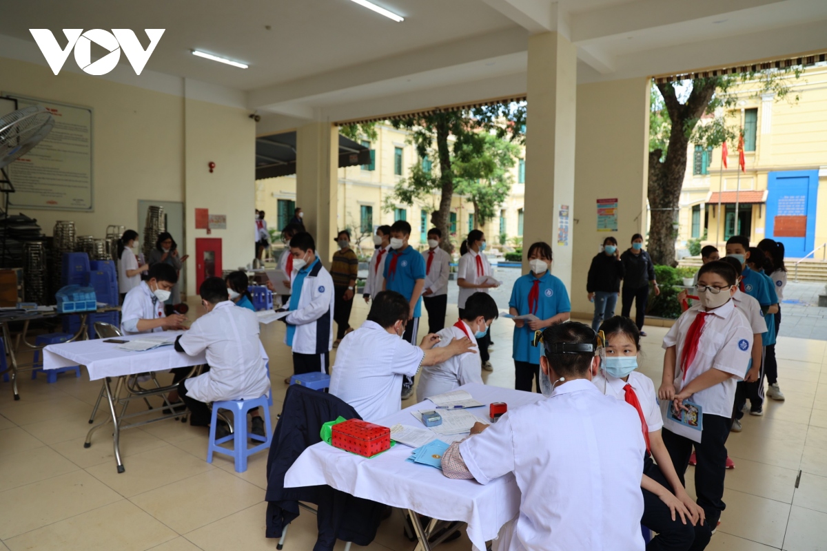 kiem tra dot xuat diem tiem vaccine ngua covid-19 cho tre em o ha noi hinh anh 8