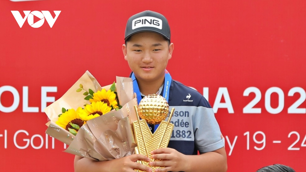 song minh dang quang giai vo dich golf quoc gia 2022 cup vinfast voi diem so ky luc hinh anh 2
