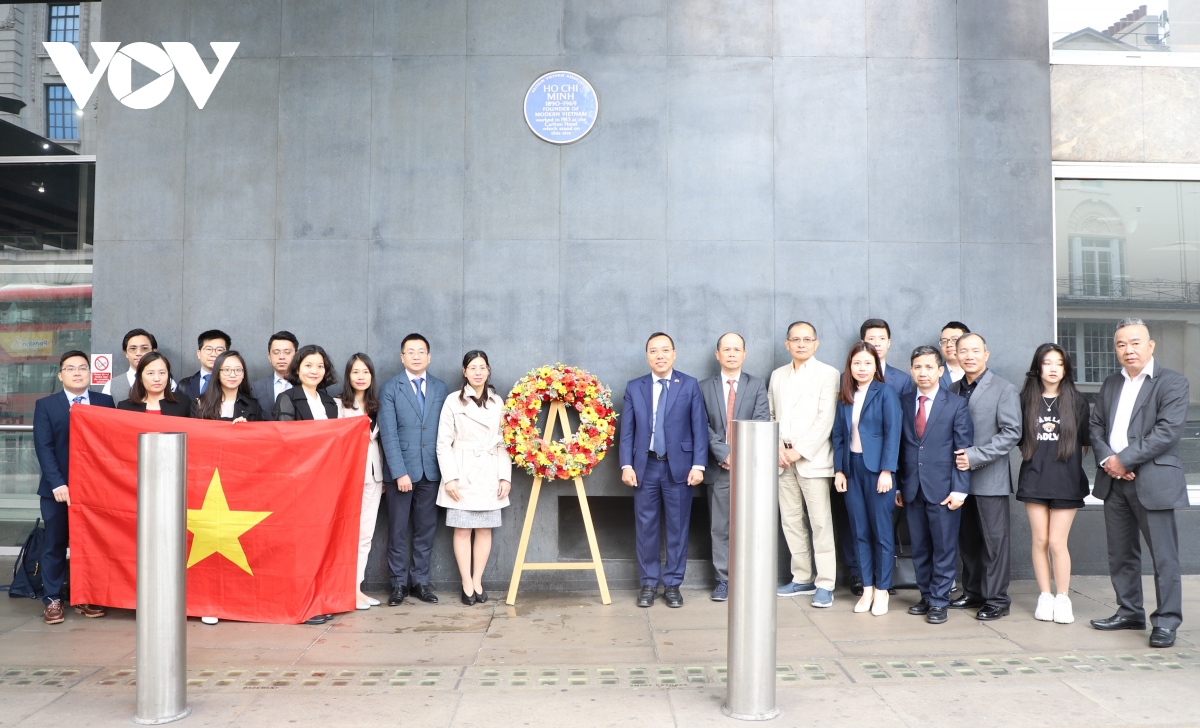 Dâng hoa tưởng niệm Chủ tịch Hồ Chí Minh tại London 
