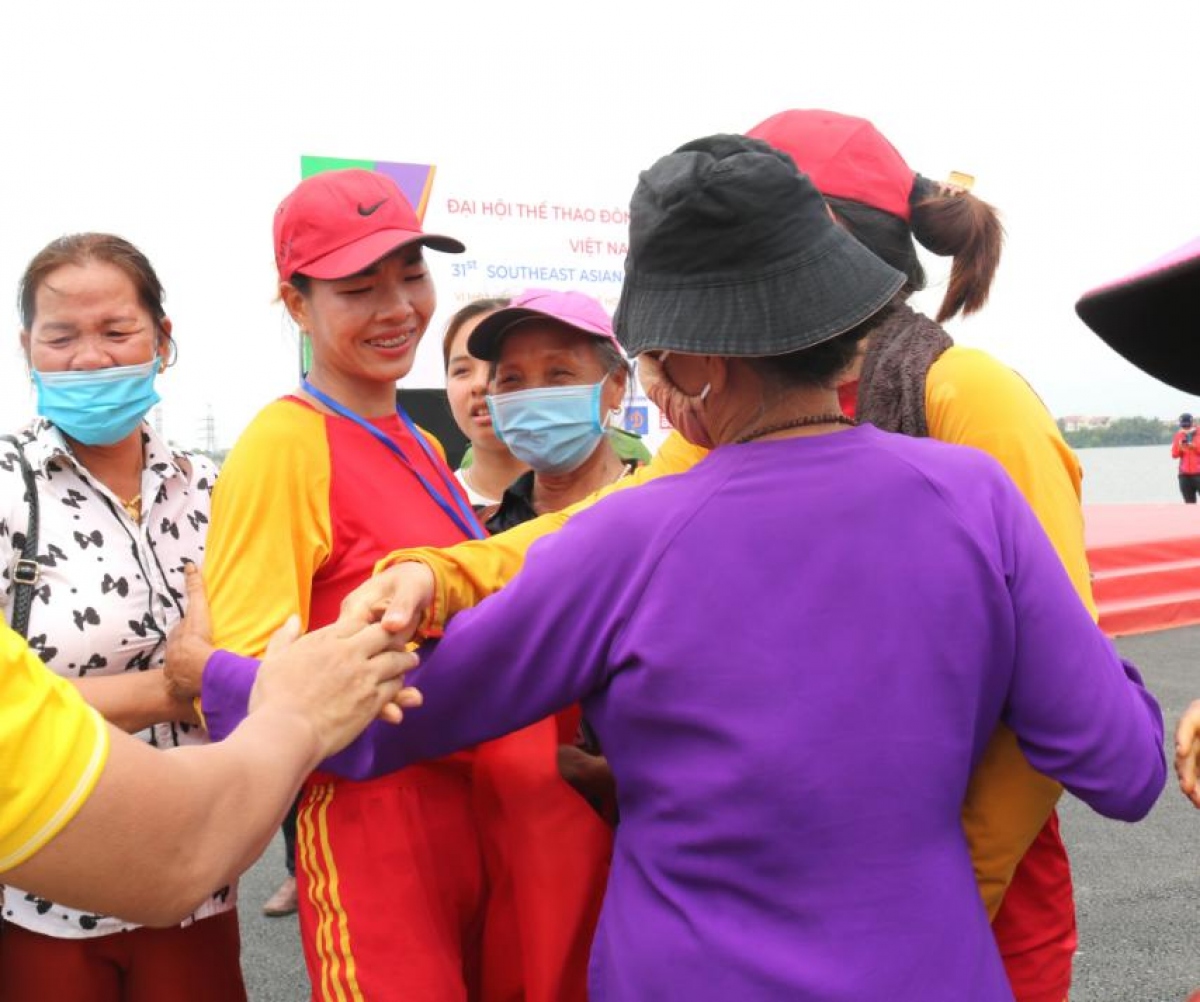 nguon dong luc dac biet giup nhung co gai vang rowing viet nam toa sang o sea games 31 hinh anh 4