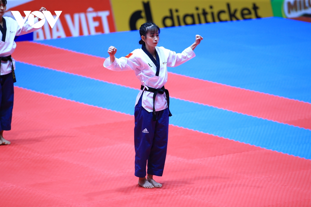 chau tuyet van va dong doi giup taekwondo viet nam thong tri o sea games 31 hinh anh 3