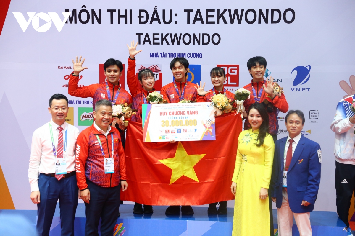 chau tuyet van va dong doi giup taekwondo viet nam thong tri o sea games 31 hinh anh 8