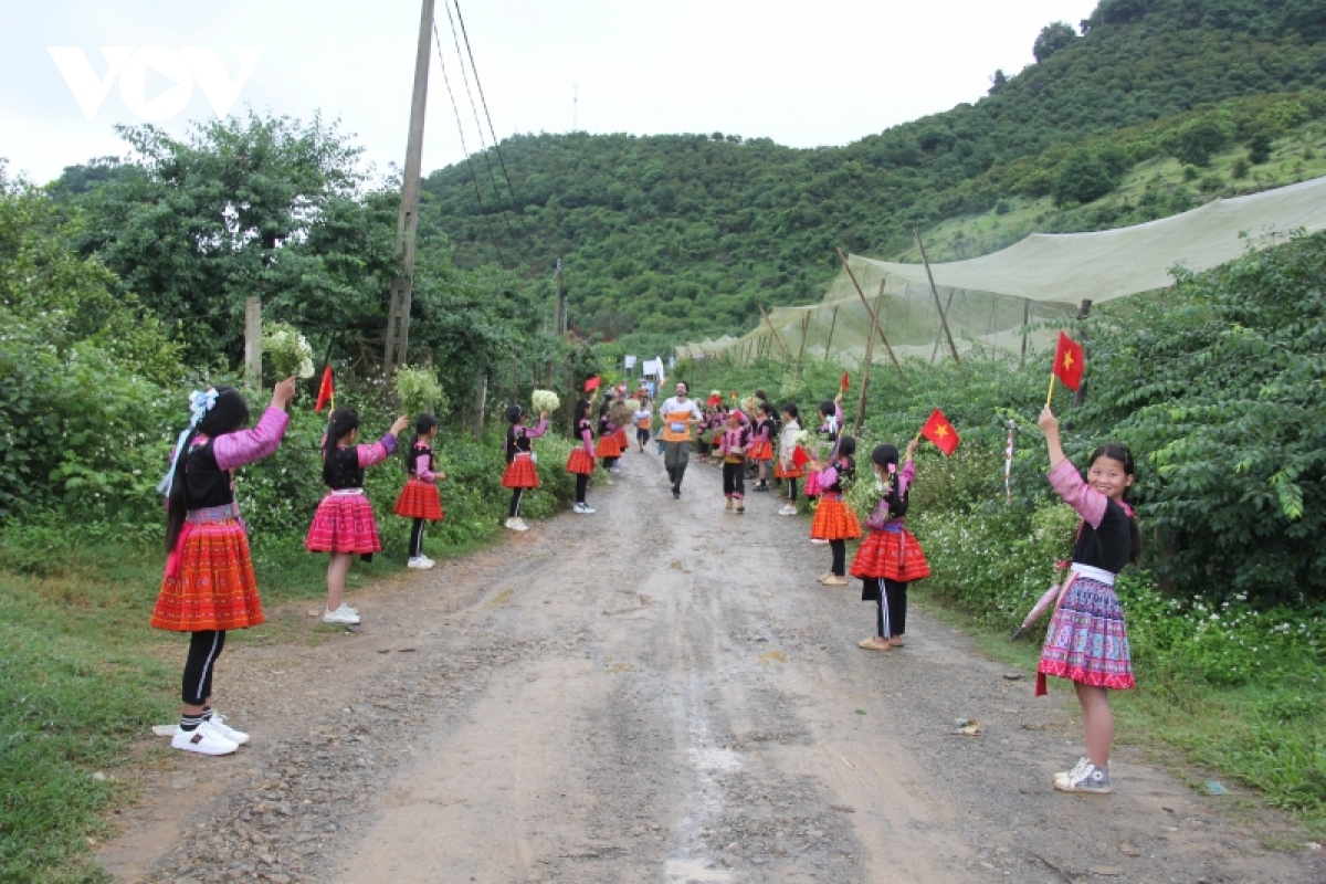 soi dong giai chay marathon duong mon viet nam 2022 tai moc chau hinh anh 9